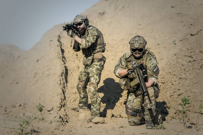 саmоuflаging soldiers